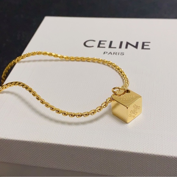 Celine's golden cup-shaped necklace - Picture 2 of 5